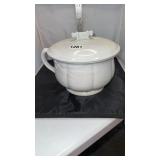 Chamber pot with lid
