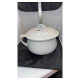 Chamber pot with lid