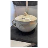chamber pot with matching lid