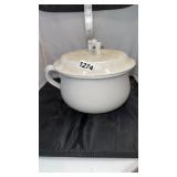 Chamber pot with lid