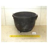 Cast Iron 3 Legged Kettle Marked HH7  - Located