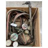 Set of gauges for an oxygen acetylene torch