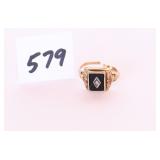 A ladies ring the band is split as shown in