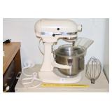 Kitchen Aid heavy duty 5 Qt bowl lift stand mixer