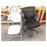(4) Plastic Folding Chairs & a Desk Chair