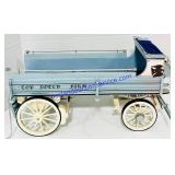 ï¿½Top Notch Farmï¿½ Wooden Wagon Decoration