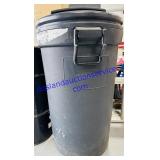 Rubbermaid Trash Can w/ Lid