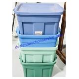4 Rubbermaid Roughneck Totes w/ Lids