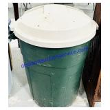 32 Gallon Rubbermaid Trash Can w/ Lid