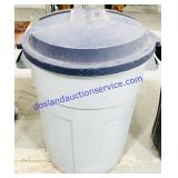 32 Gallon Rubbermaid Trash Can w/ Lid