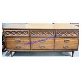 Basset Tavern Walnut 9 Drawer Dresser (18x64x30',