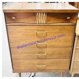 Bassett Walnut Chest w/ 5 Drawers (32x43x18')