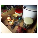 ENAMEL POT /KITCHEN LOT