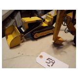OLD TOYS TRACTOR/SCRAPER/PLUS