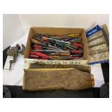 LARGE LOT OF ASSORTED SCREWDRIVERS, BENCH VISE &