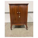 VICTROLA TALKING MACHINE COMPANY CABINET ON