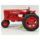 INTERNATIONAL HARVESTER FARMALL PLASTIC 1/16 SCALE