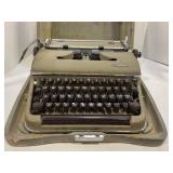 OLYMPIC DE LUXE VINTAGE TYPEWRITER W/ CASE