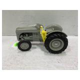 ERTL 1/16 FORD 8N STEERABLE WIDE FRONT TRACTOR -