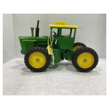 ERTL 1/16 JOHN DEERE 7520 ARTICULATED 4WD TRACTOR
