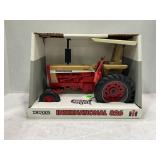 ERTL 1/16 INTERNATIONAL FARMALL 826 DIESEL GOLD