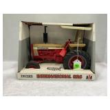 ERTL 1/16 INTERNATIONAL FARMALL 826 DIESEL GOLD