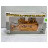ERTL 1/16 INTERNATIONAL T-340 CRAWLER W/ BULL-