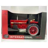 SCALE MODELS 1/8 INTERNATIONAL FARMALL 856