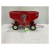 ERTL 1/16 INTERNATIONAL GRAVITY FEED WAGON - STEEL