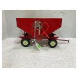 ERTL 1/16 INTERNATIONAL GRAVITY FEED WAGON - STEEL
