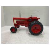 ERTL 1/16 IH FARMALL 806 DIESEL STEERABLE WIDE