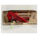 ERTL MCCORMICK INTERNATIONAL 1-PR CORN PICKER 1/16