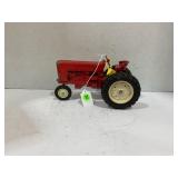 ERTL 1/16 INTERNATIONAL NARROW FRONT TRACTOR -