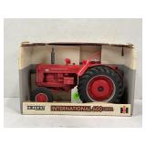ERTL 1/16 INTERNATIONAL 600 DIESEL TRACTOR IN