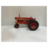 1/16 MCCORMICK FARMALL 560 GAS NARROW FRONT