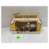 ERTL MIGHTY MOVERS INTERNATIONAL 560 WHEEL LOADER