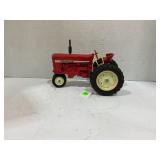 ERTL 1/16 INTERNATIONAL NARROW FRONT TRACTOR