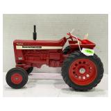 ERTL 1/16 INTERNATIONAL FARMALL HYDRO 1026 TRACTOR