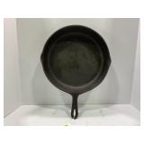 10P CAST IRON SKILLET WITH HEAT RING - 11 3/4"