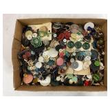 LARGE LOT OF VINTAGE SEWING BUTTONS