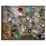 LOT OF MISCELLANEOUS BROKEN JEWELRY FOR CRAFTING