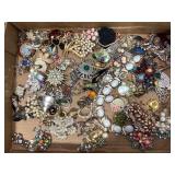 LOT OF BROKEN VINTAGE ASSORTED JEWELRY
