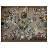 LOT OF BROKEN VINTAGE JEWELRY FOR CRAFTING