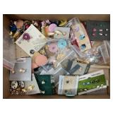 LOT OF VINTAGE COSTUME JEWELRY - EARRINGS