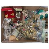 LOT OF VINTAGE COSTUME JEWELRY - EARRINGS - CLIP-