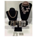 LOT OF VINTAGE SILVER & GOLD TONE JEWELRY - SOME