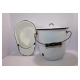 ENAMELWARE CHAMBER POT WITH LID & HANDLE AND BED