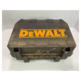 DEWALT 1/4' SHEET SANDER WITH CASE