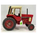 ERTL INTERNATIONAL 1586 1/16 WIDE FRONT TRACTOR