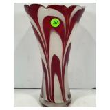 MURANO STYLE VINTAGE ART GLASS VASE FEATURING A